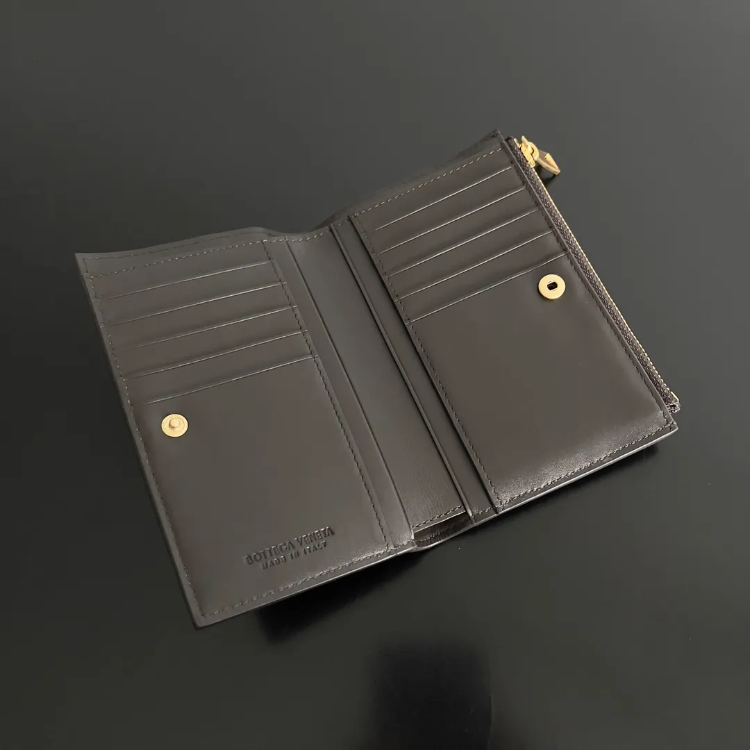 Batch 960 of BOTTEGA VENETA’s new woven small wallets are now shipping! ! ! 🥰🥰Made of carefully selected first-layer sheepskin fabric, this small luxury wallet has an elegant appearance and is also full of practicality. It can store change, driver's license and various cards at the same time. It is so small that it can be put in your pocket and carried with you. It is really convenient [Applause][Applause] Style No.: 667468 Size: 14.5*9.3*2cm